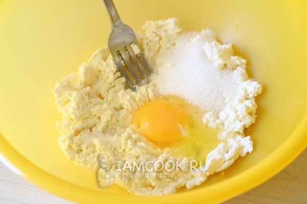Combine requesón, azúcar y huevo