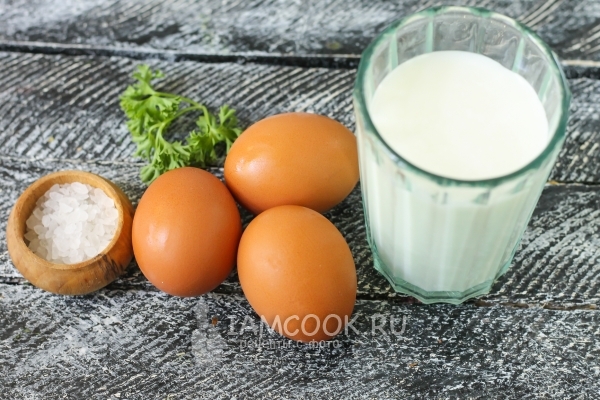 一个豪华的煎蛋卷用牛奶在煎锅里的成分