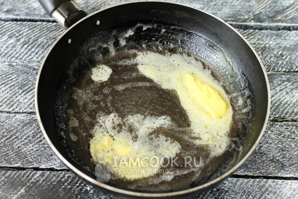 在平底锅里融化黄油