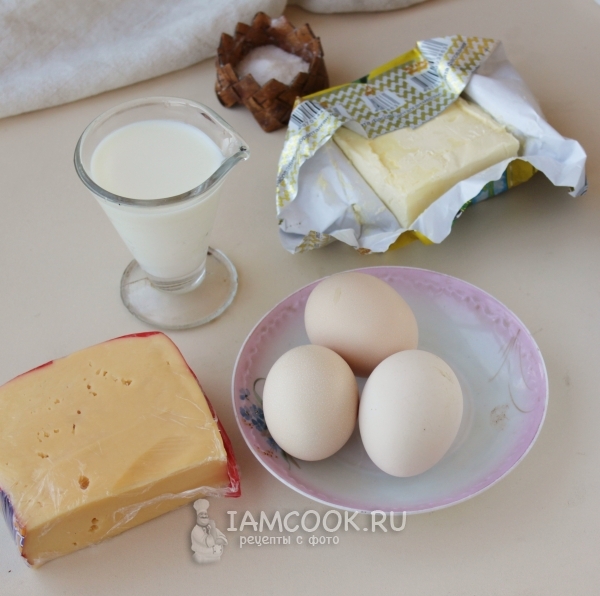 Съставки за пищен омлет със сирене в тиган