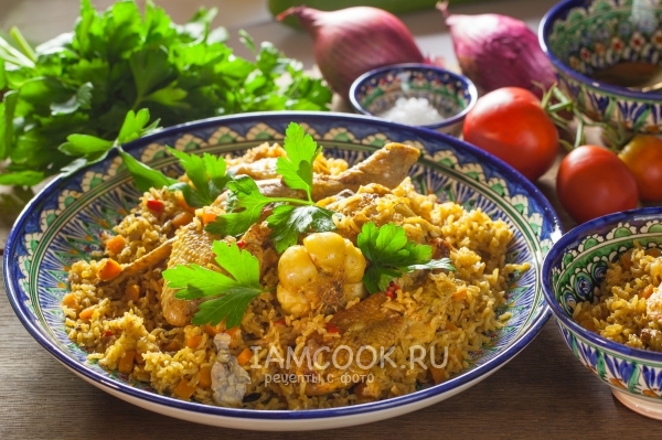 The recipe for pilaf from brown rice with chicken in a cauldron