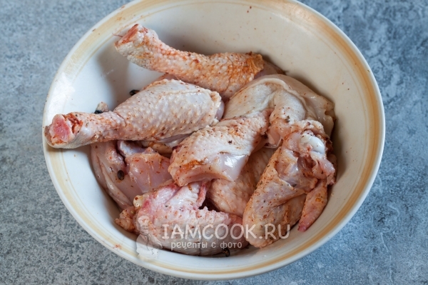 Grate chicken with salt and spices