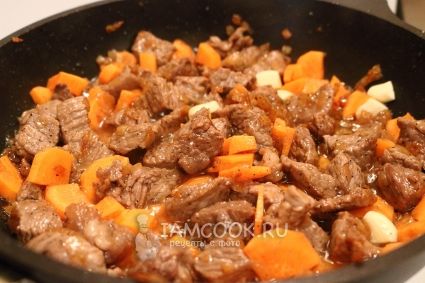 Fry meat with vegetables