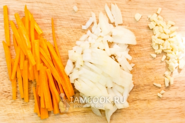 Schneiden Sie die Zwiebeln, Karotten und Knoblauch
