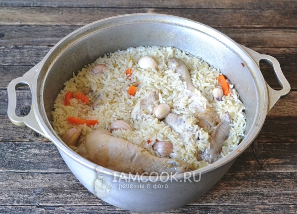 Párolt rizzsel készített készpényes csirkével a bográcsban