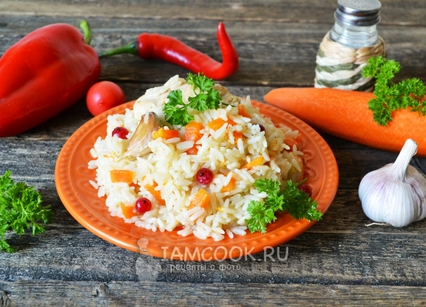 A pilaf receptje a párolt rizzsel, csirkével a bográcsban
