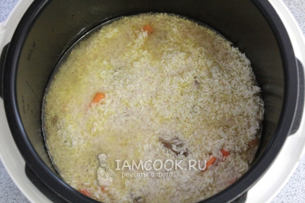 Stavite rižu i ulijte vodu