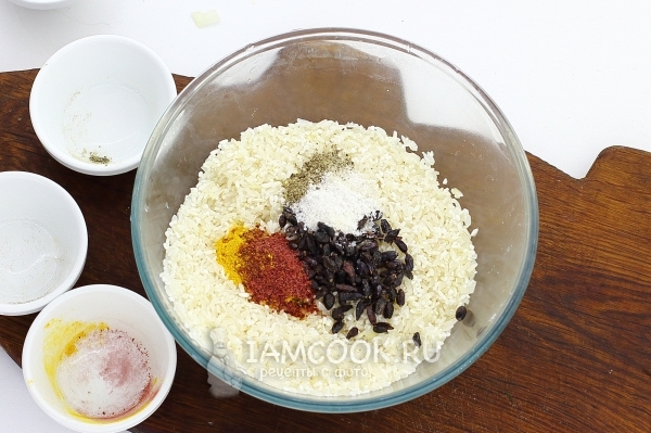 将盐和香料放入大米中。