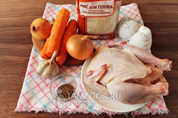 المكونات لطهي بيلاف مع الدجاج في الدجاج على طبق