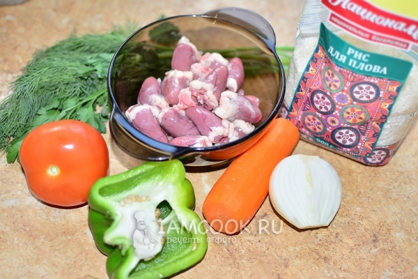 Zutaten zum Kochen Pilaw mit Hühnerherzen in einer Multicrew
