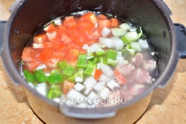 Verbinde den gewaschenen Reis und das geschnittene Gemüse