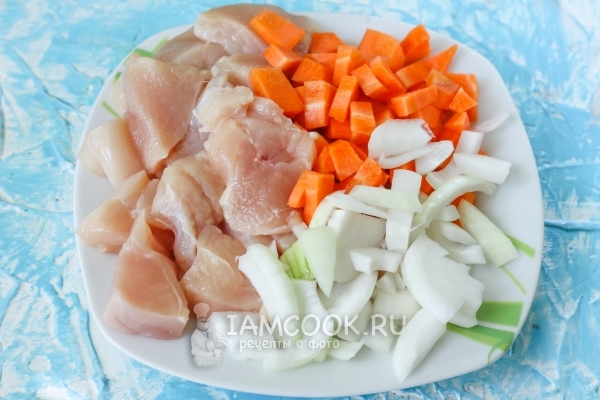 प्याज, गाजर और चिकन स्तन काट लें