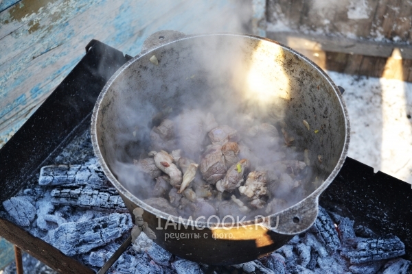 Fry meat with onions