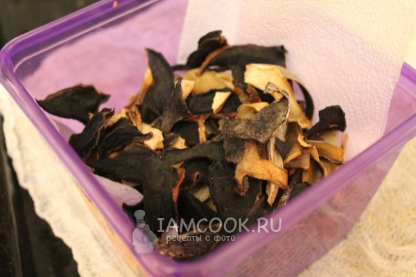 Dried boletus at home