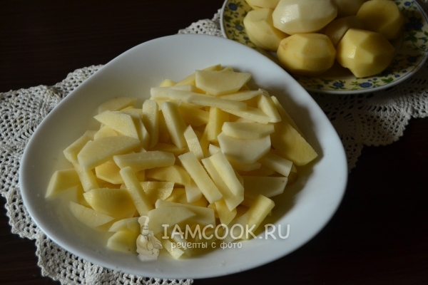 Обелени и нарязани картофи