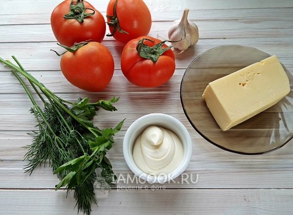 المكونات للطماطم المحشوة بالجبن والثوم