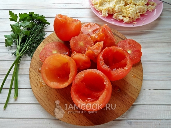 Fjern kødet fra tomaterne