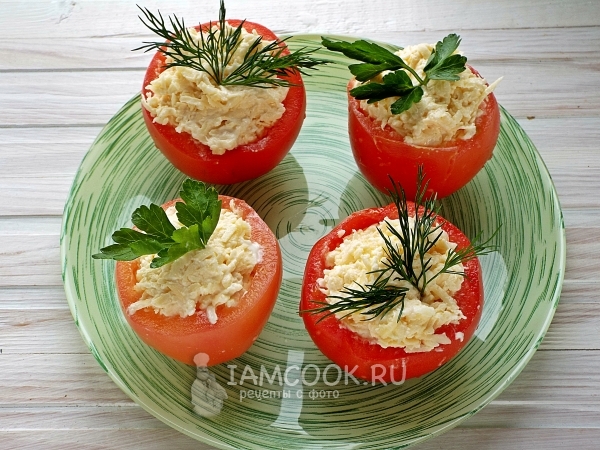 Fyld tomaterne med ostemasse