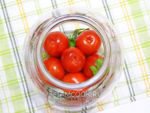 In eine Dose Tomaten und Gemüse geben
