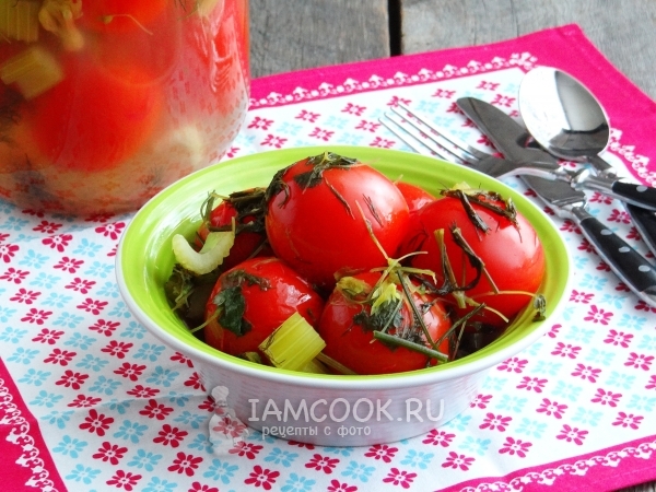 Fertige Tomaten, sauer mit Knoblauch und Grüns