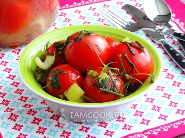 Foto tomat, asam dengan bawang putih dan hijau