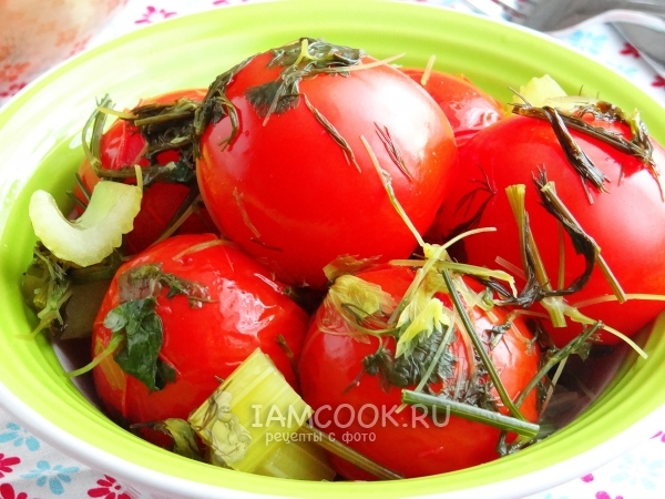 Resep untuk tomat, asam dengan bawang putih dan sayuran hijau