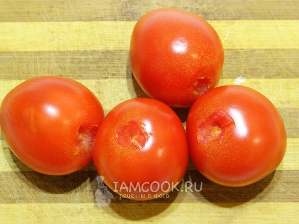 Entfernen Sie die Frucht von der Tomate