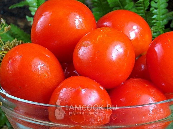 Valmistetut maustetut tomaatit tölkissä, kuten tynnyrissä