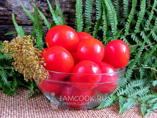 Kuva suolattuja tomaatteja tölkeissä, kuten tynnyrissä