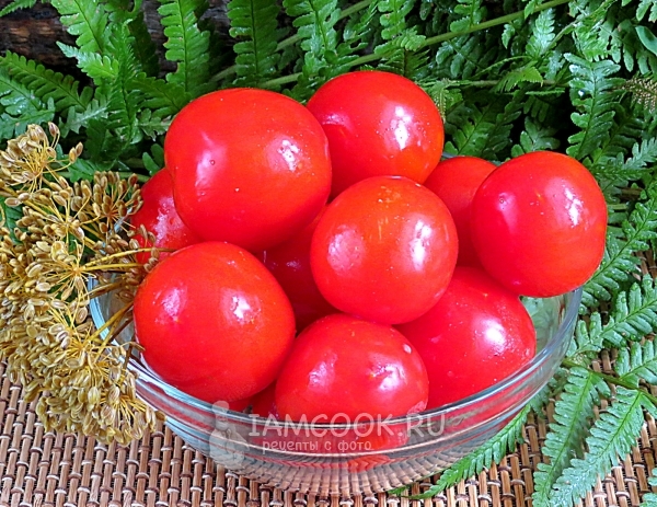 Suolattu tomaatteja tölkeissä, kuten tynnyrissä