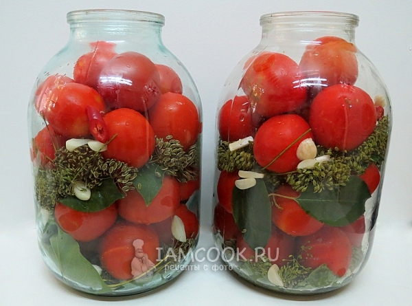 Täytä tomaatteja, yrttejä ja valkosipulia