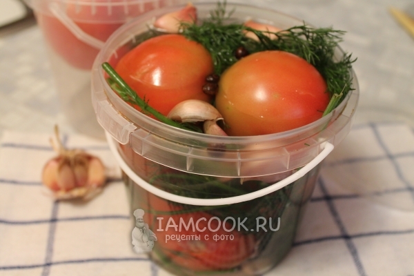 Saltede tomater i en spand til vinteren
