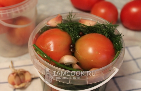 Tomates salados listos en un cubo para el invierno