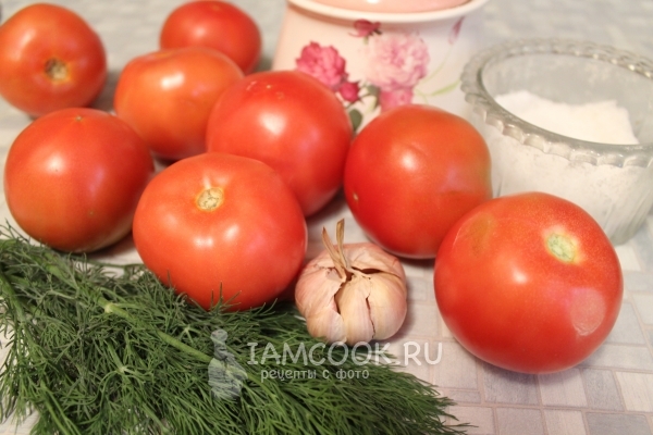 Ingredientes para tomates en vinagre en un cubo para el invierno