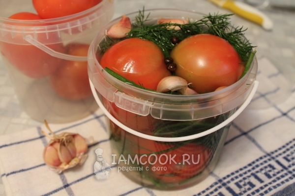 Opskrift på saltede tomater i en spand til vinteren