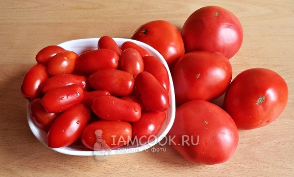 Ainekset tomaattiin tomaattimehussa