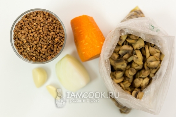 Ingredienti per grano saraceno magro con funghi