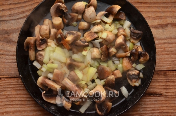 把蘑菇和洋葱放在平底锅里