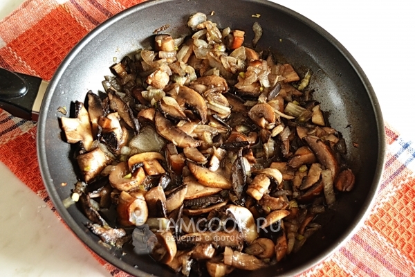 Fry mushrooms with onion