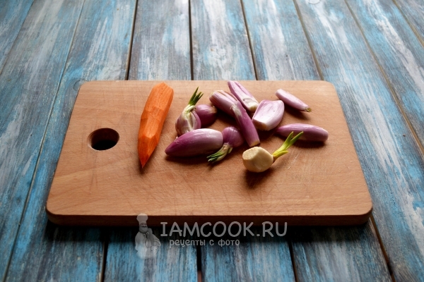 Sbucciare la cipolla, l'aglio e le carote