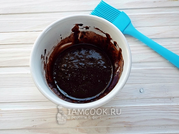 Разбъркайте захарта с какао и вода