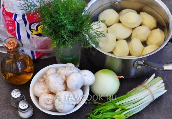 המצרכים של טאפאס תפוחי אדמה ארוכים עם פטריות