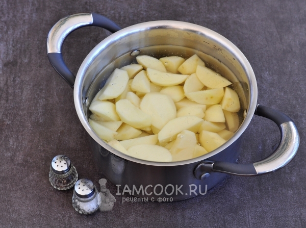 Поставете картофите в саксия с вода