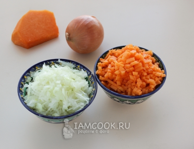 Κόψτε τα κρεμμύδια και τα καρότα