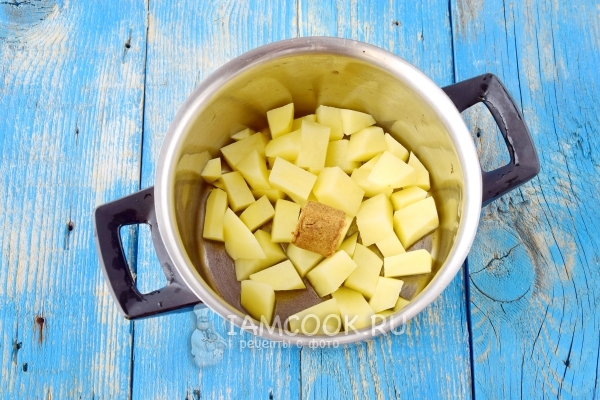Sæt kartoffel- og bouillonkuben i en gryde