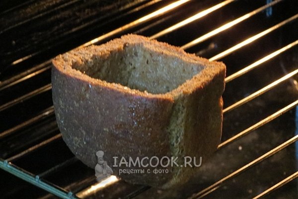 מכניסים את הלחם לתנור