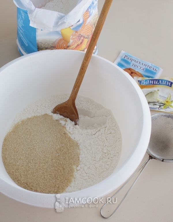 Combina el azúcar con la harina