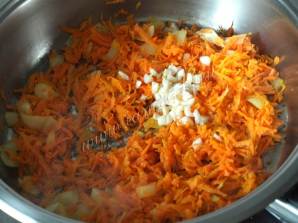 Roasting carrots with garlic and onions