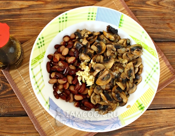 Combine beans, mushrooms with onion and garlic