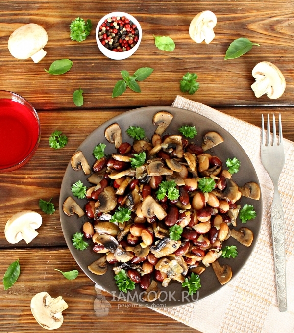 Photo of a lean salad with mushrooms and beans
